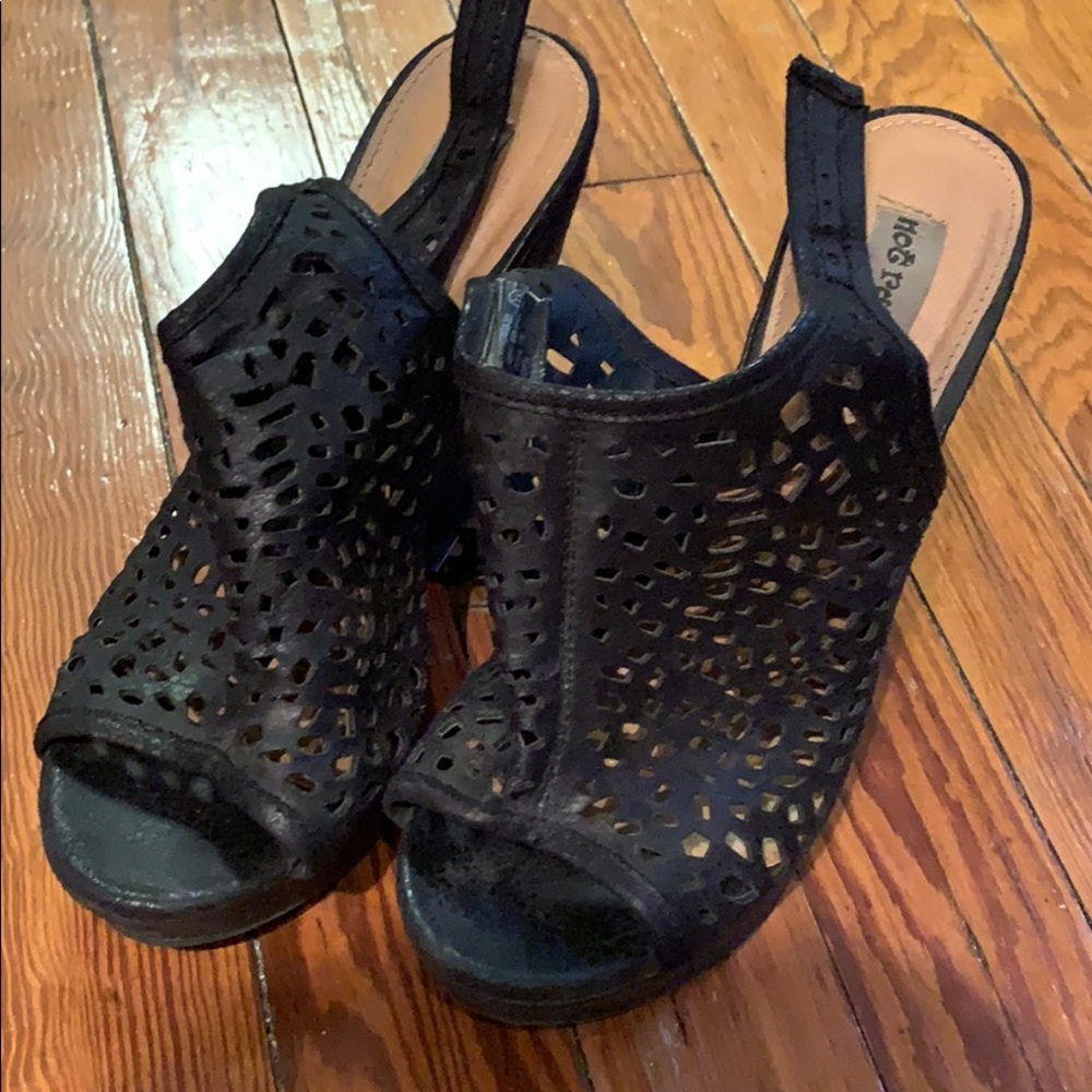 Black wedges